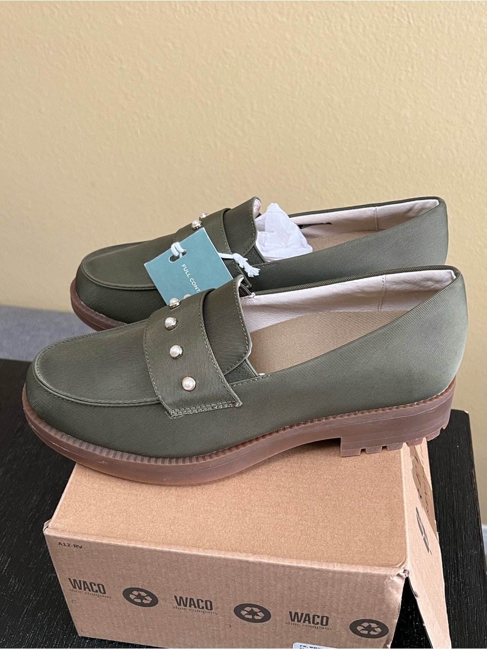 Revitalign Orthotic Women’s Lauren Pearl Olive Satin Loafers. Sz: US 9 Wide. New